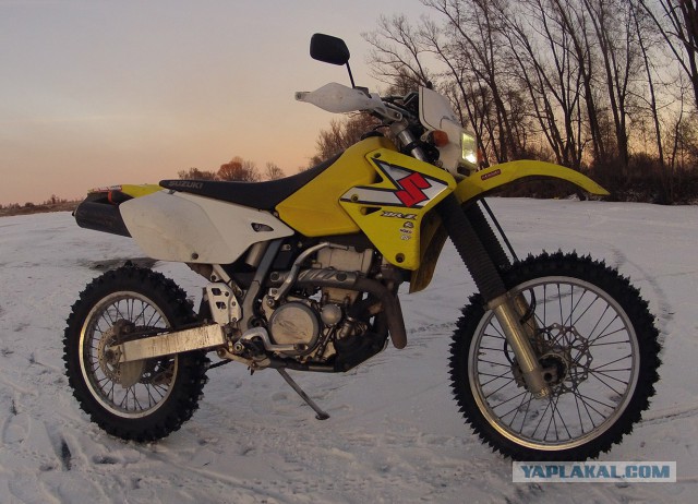 Обклеиваем мотик Suzuki DRZ 400E