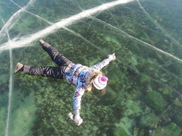 Прозрачный лед Байкала дает иллюзию полета