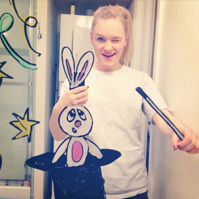 Девушка делает автопортреты, дорисовывая реальность на зеркале!