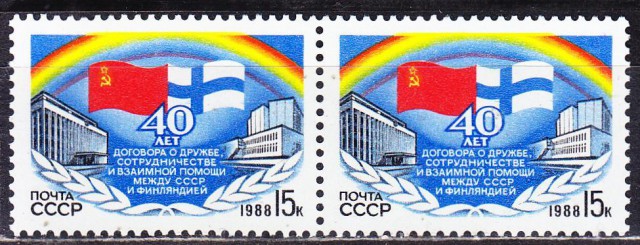 Президент Финляндии сидит на ступеньках аудитории
