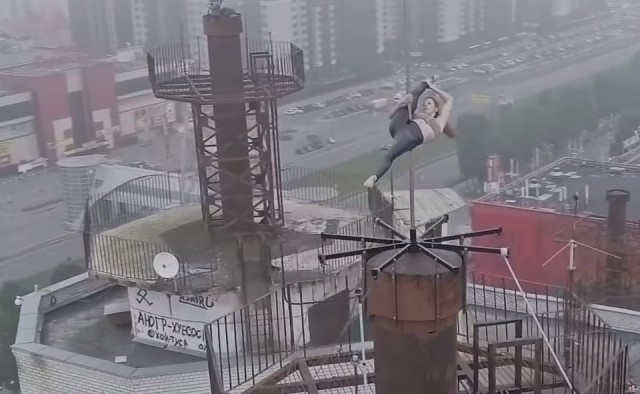 В Воронеже экстремалка станцевала на пилоне на высоте 80 метров