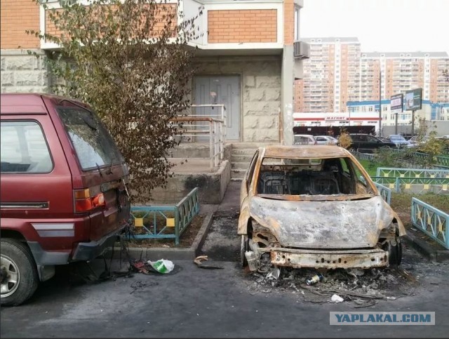 В Калининграде мужик припарковался на тротуаре, и чтобы его авто не эвакуировали, приковал машину цепями к дому