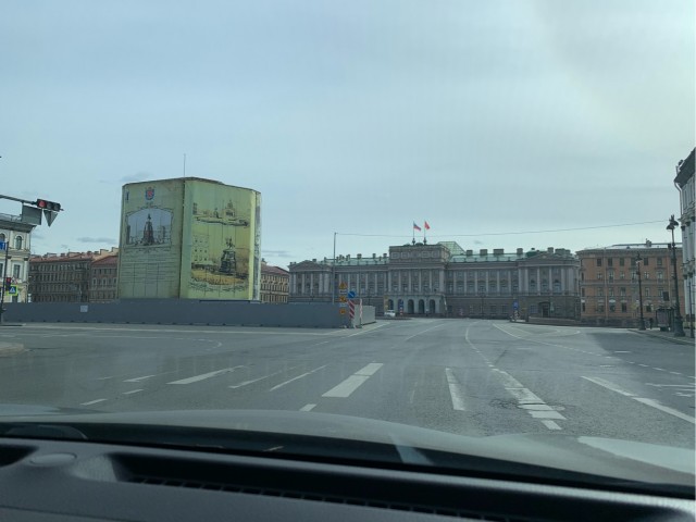 Давайте фото у кого какой вид из окна на оживленные улицы городов в настоящий момент