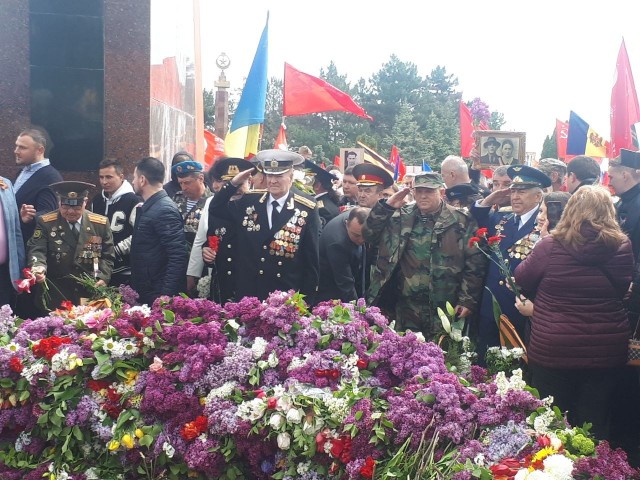 Море цветов принесли к Вечному огню в Кишиневе — советским воинам, павшим в боях за освобождение Молдавии от фашистских захватчиков.