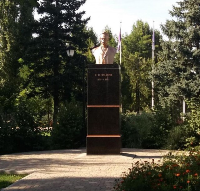 В Харькове демонтировали мемориальную доску в честь борцов с немецким фашизмом