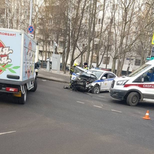 Porsche жены актёра Дениса Матросова столкнулся с полицейской машиной в Москве