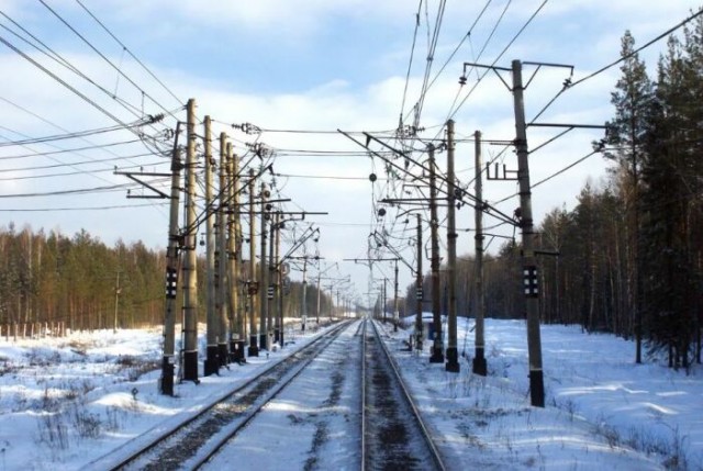 Что за белые полоски на столбах вдоль железных дорог?