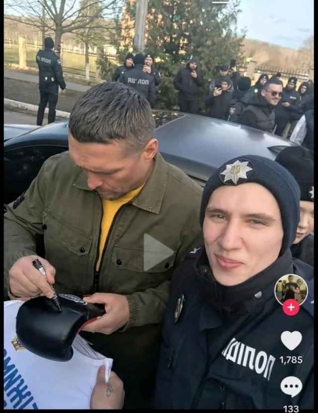 Доктор философии подписывает черным маркером черную перчатку.