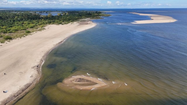 В Польше у побережья Балтики появился остров крайне необычной формы.