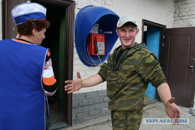 Рыбаки показывают свой самый крупный улов