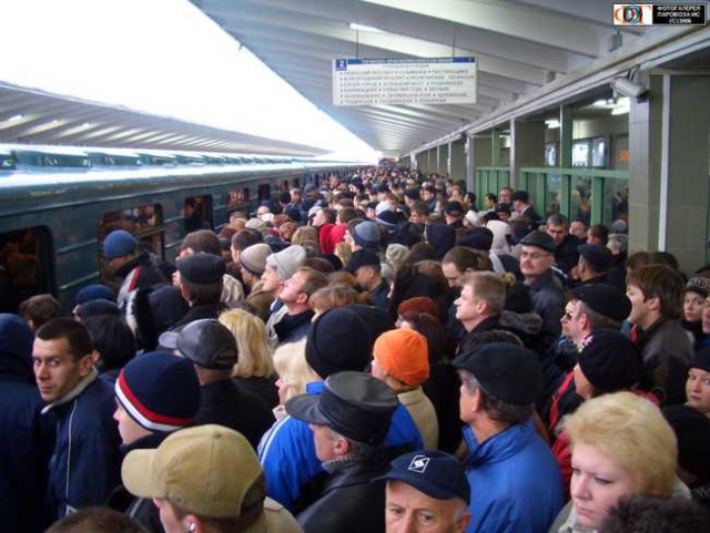 Ожидание поезда метро в Японии.