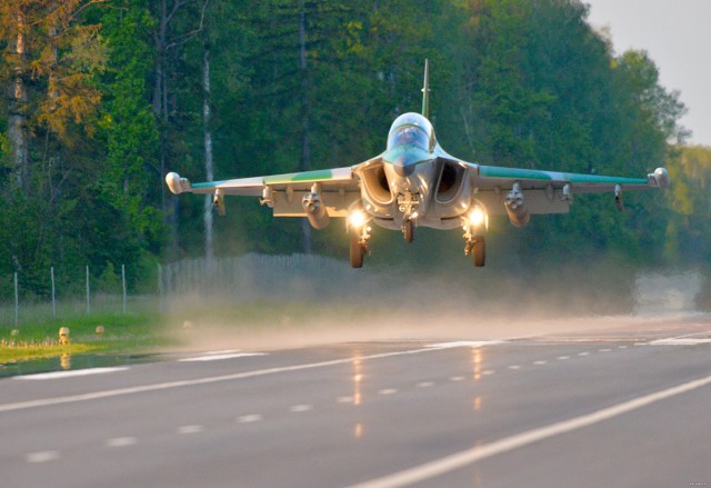 На трассу М4 садятся боевые самолеты