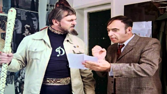 Белый медведь влез на склад с алкоголем и шоколадом в гостинице на острове Шпицберген