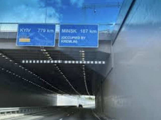 В столице Литвы появился называющий Минск «оккупированным» дорожный знак