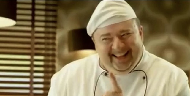 В социальных сетях всплыло видео, на кадрах которого обвиняемый во всех смертных грехах Энцо Фернандес отказывается отдавать свою игровую футболку темнокожему фанату и настаивает на том, чтобы она досталась белому болельщику