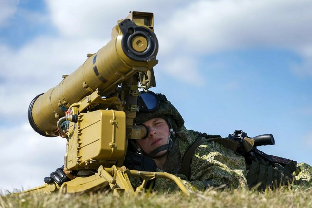 Экипаж Т-80 построил «царь-мангал» с вентиляцией и походной койкой.