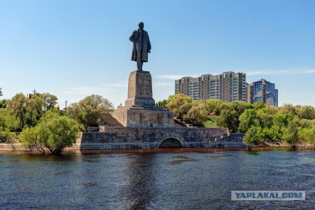 Гигантская голова Ленина