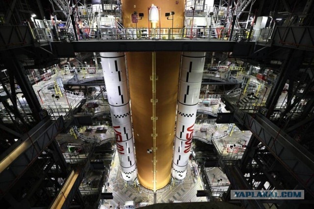 NASA продолжило сборку лунной ракеты SLS.