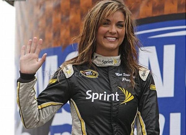 Гонщицу NASCAR дисквалифицировали за голые фотки
