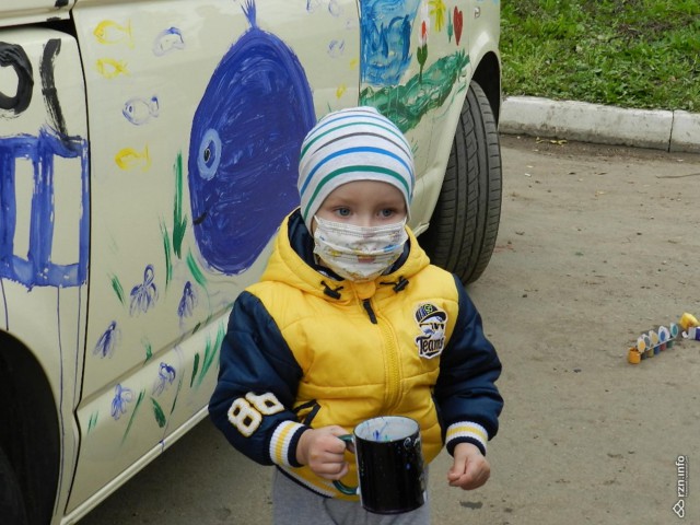 Взрыв эмоций. Дети с онкологией в Рязани разрисовали машины добровольцев