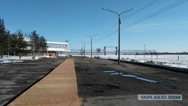 Архангельские чиновники заложили тротуар паркетом