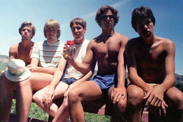 Эти пятеро друзей уже 35 лет воссоздают снимок своей молодости