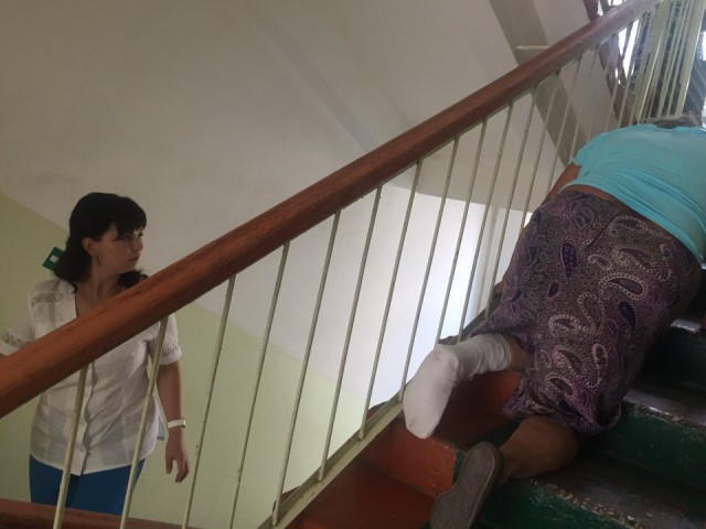 В Мордовии 70-летней бабушке пришлось ползти на третий этаж поликлиники со сломанной ногой