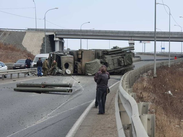 Во Владивостоке перевернулся ЗРПК «Панцирь-С»