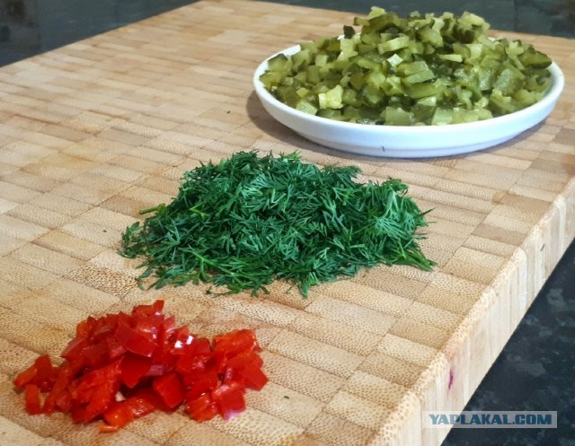 Жаренный берш с медово-огуречным соусом.