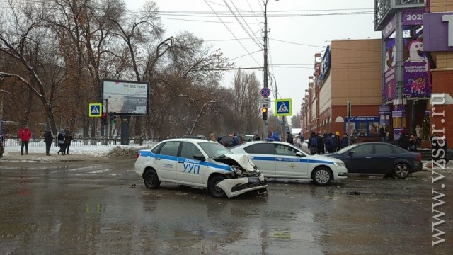 В Саратове полисмены так спешили успеть на разгон протестующих, что перевернули карету скорой помощи и убили пациента