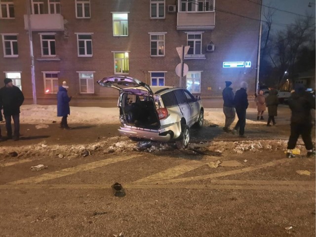 Жуткая авария произошла на Севастопольском проспекте   Столкнулись три автомобиля, каким-то чудом двое мужчин успели перейти дорогу, а женщина с коляской не дошла вторую её часть.