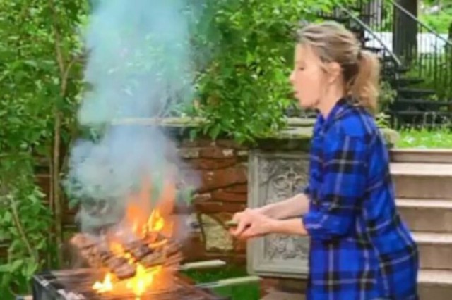 Юлия Высоцкая  готовит салат. Пародия на "Едим дома!"