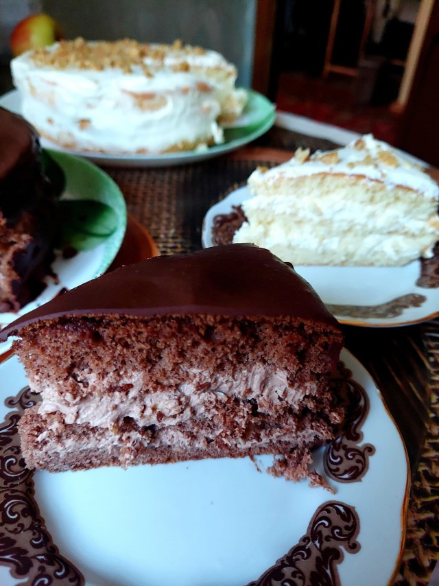 Два бисквитных торта: белый и шоколадный