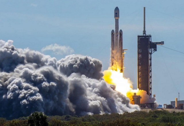 Тяжёлая ракета Falcon компании SpaceX вывела в космос космическую станцию Europa Clipper