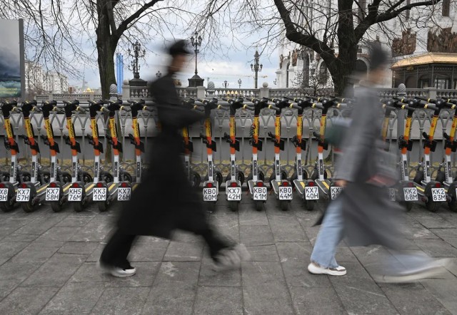 СКР предложил ввести водительские права для электросамокатчиков