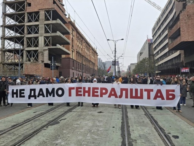 Сербские студенты протестуют против сноса руин бывшего генштаба Югославии