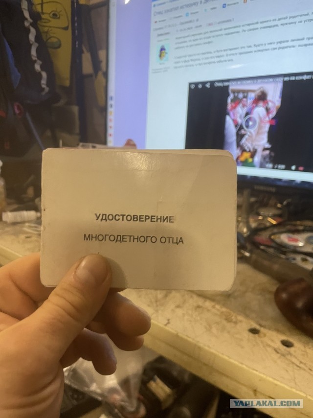 Отец закатил истерику в детском саду из-за конфет в Челябинске.