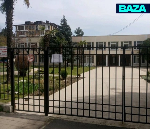 Угрожала отрезать языки ножницами и таскала за ноги — в Сочи родители обвинили сотрудницу детсада в пытках малышей.