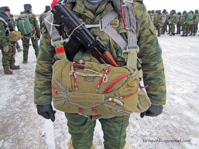 При прыжке с парашютом погиб военнослужащий