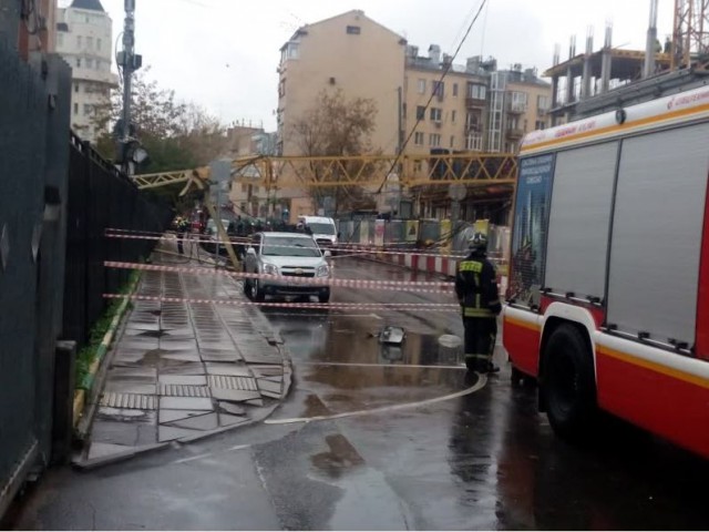 Строительный кран упал на детский сад в Москве