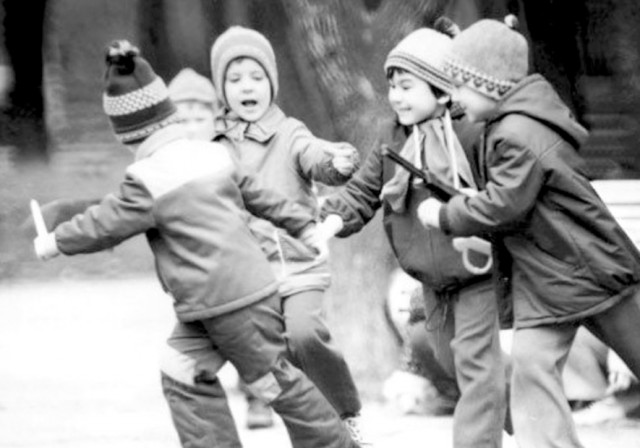 Играли мальчики советские в «войнушку»…