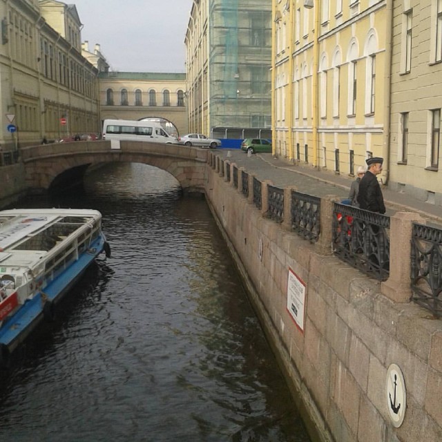 Боярский продолжает захватывать тротуар на набережной Мойки. Очевидцы снова споткнулись о чёрный «Мерседес».