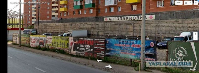 В Красноярске стена упала на автомобили