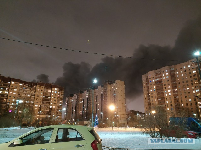 В Санкт-Петербурге горит строящийся военный корабль