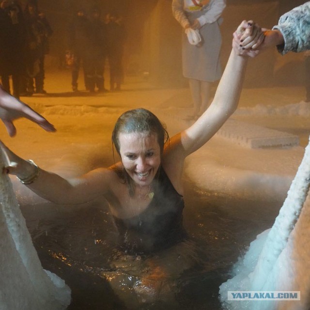 Ксения Собчак снялась полностью обнаженной в купели