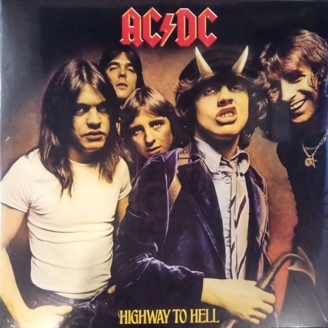 Пятёрка легендарных хитов AC/DC с вокалом Бона Скотта