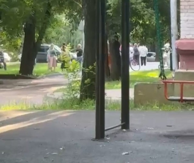 Жители запада Москвы организовали дежурства, чтобы защитить свой район от вырубки деревьев.