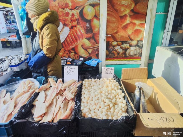 Владивосток, рынок : корюшка по цене нерки