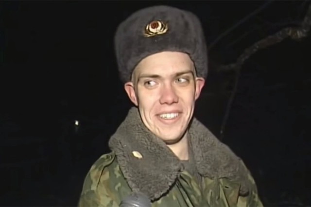 На стройке в Марьино один из рабочих забрался на стрелу крана.