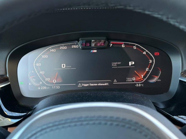 Мужик перепрошил приборную панель BMW